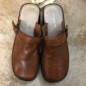 ▪️easy spirit Leather Clogs